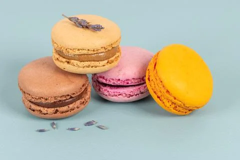 Cake macaron or macaroon on turquoise background from above, colorful almond  Fotos Stock