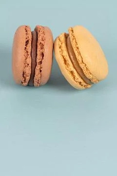 Cake macaron or macaroon on turquoise background from above, colorful almond  Fotos Stock