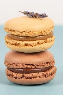 Cake macaron or macaroon on turquoise background from above, colorful almond  Fotos Stock