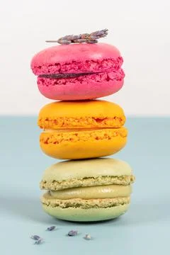 Cake macaron or macaroon on turquoise background from above, colorful almond  Foto stock