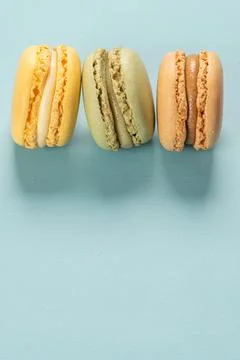 Cake macaron or macaroon on turquoise background from above, colorful almond  Fotos Stock