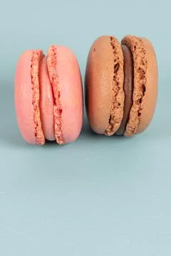 Cake macaron or macaroon on turquoise background from above, colorful almond  Fotos Stock