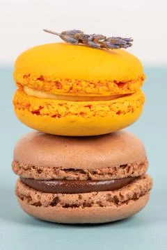 Cake macaron or macaroon on turquoise background from above, colorful almond  Fotos Stock