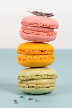 Cake macaron or macaroon on turquoise background from above, colorful almond  Fotos Stock