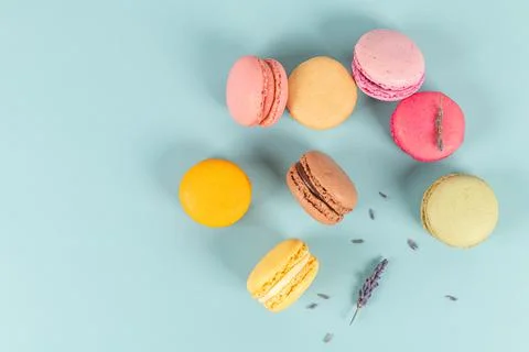 Cake macaron or macaroon on turquoise background from above, colorful almond  Fotos Stock