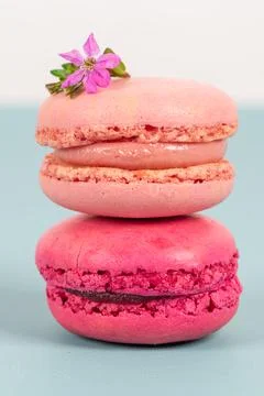 Cake macaron or macaroon on turquoise background from above, colorful almond  Foto stock