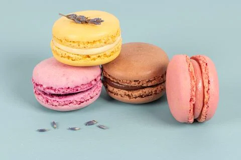 Cake macaron or macaroon on turquoise background from above, colorful almond  Fotos Stock