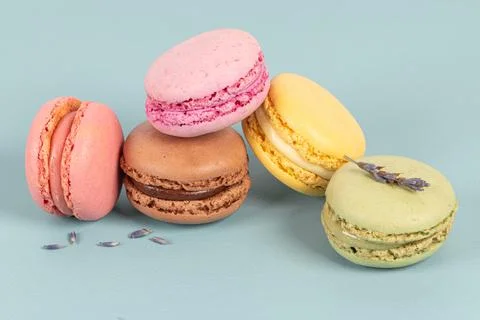 Cake macaron or macaroon on turquoise background from above, colorful almond  Fotos Stock
