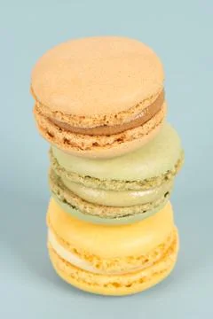 Cake macaron or macaroon on turquoise background from above, colorful almond  Fotos Stock