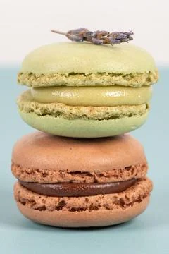 Cake macaron or macaroon on turquoise background from above, colorful almon.. Fotos Stock