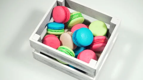 Cake macaron or macaroon in a wooden gift box from above, rotation  Video stock 88039564