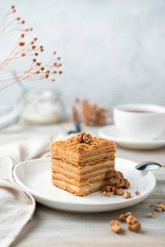 Cake with nuts on a light background. Side view, vertical orientation. Foto stock