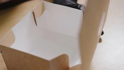 The cake is packed in a box 库存影片 223001681