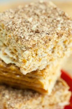 Cake on a plate on a wicker mat Foto stock