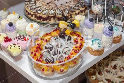 Cake pops and lollipops, colorful cupcakes, confectionery buffet Stock Photos