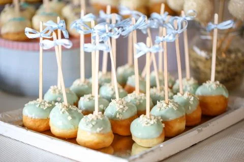 Cake pops arrangement on a table Stockfoto's