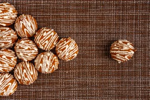 Cake pyramid on the left on a brown background. Stock-Fotos