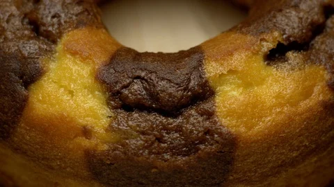 The cake rotates on a rotating table Video stock 106755141