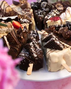 Cake side view pink background with flowers Fotos Stock