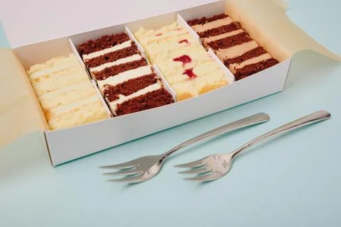 Cake slices in a box on a light background Foto stock