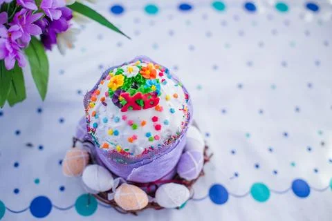 Cake on the table for Easter. Purple and white eggs around the cake. Easter Foto stock