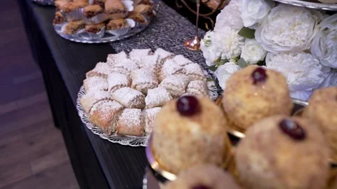 Cake on the table Vídeos de archivo 289010994