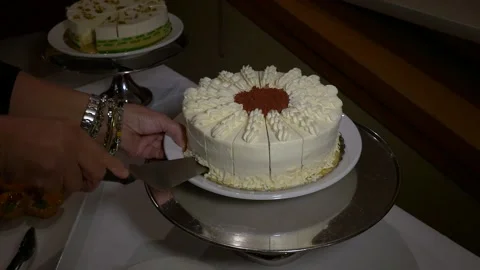 Cake on wedding dessert table. Self serving. 库存影片 149075908