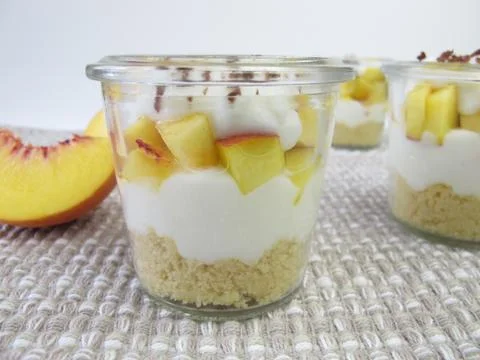 Cake without baking with peaches in jar Stock Photos