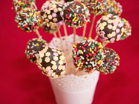 Cakepops on red background 库存照片