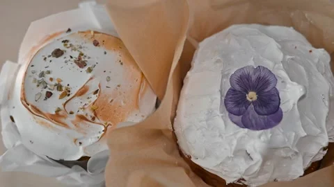 Cakes are placed on a neutral surface with a plain background. Each cake Stockbeeldmateriaal 338186544