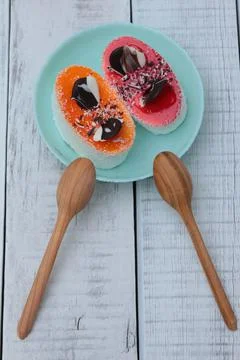 Cakes in a blue saucer Foto stock