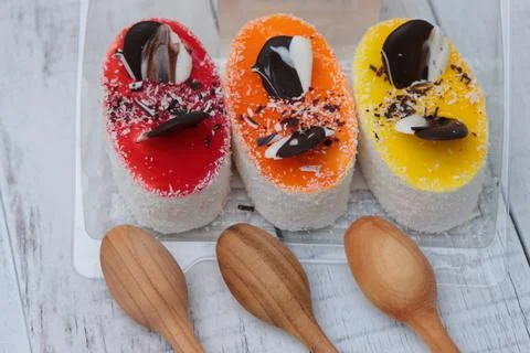 Cakes in a box on a wooden table. Foto stock