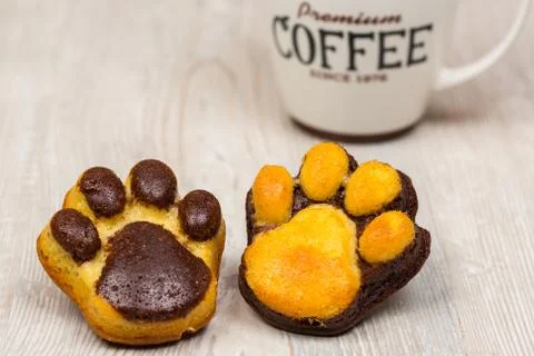 Cakes in the form of a trace and coffee on the table Foto stock