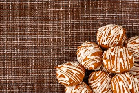 Cakes in the lower right corner on a brown background. Stock-Fotos