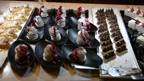 Cakes served on the table. low light selective focus. Vídeo Stock 106348996