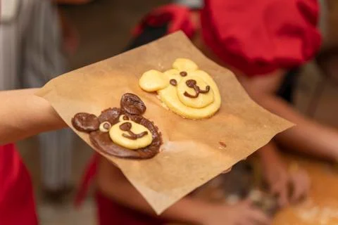 Cakes in the shape of a bear at a cooking class Foto stock