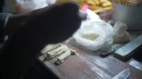 Cakwe traders on the roadside 스톡 동영상 244352282