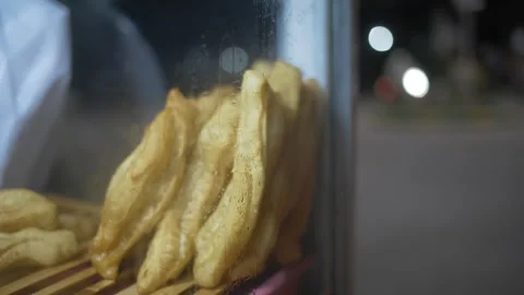 Cakwe traders on the roadside 스톡 동영상 244352304