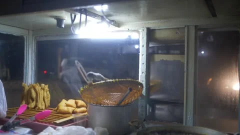 Cakwe traders on the roadside 스톡 동영상 244352310