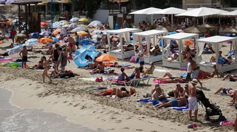 Cala Ratjada Mallorca Majorca: Crowded beach with tourists sunbathing Video stock 63162896