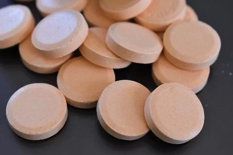 Calcium tablets on dark background Foto stock