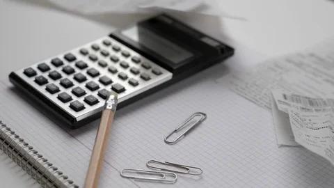 Calculating daily expenses 스톡 동영상 73230869