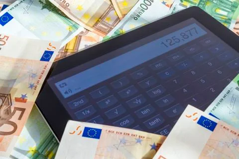Calculating money on tablet computer Stockfoto's