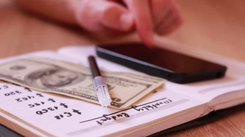 Calculating wonth budget 스톡 동영상 84252946