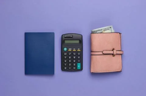 Calculation of the cost of rest or emigration. Travel background. Traveler, t Stockfoto's