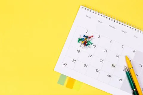 Calendar 2020  on solid yellow background with copy space, business meeting s Foto stock