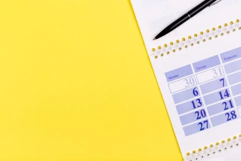 Calendar 2020  on solid yellow background with copy space, business meeting s Foto stock