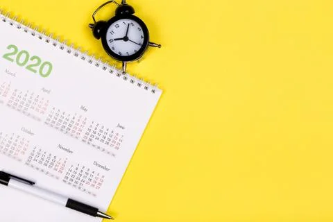 Calendar 2020  on solid yellow background with copy space, business meeting s 库存照片