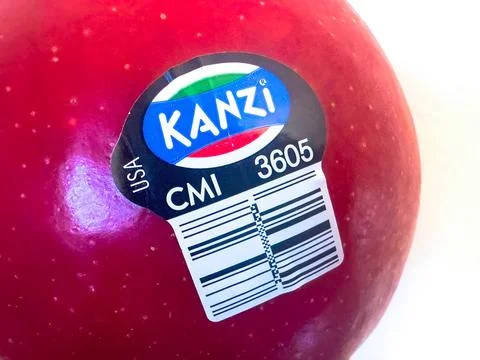  Calgary, Alberta, Canada. Mar 1, 2025. A close-up of a Kanzi apple with a... Stock-Fotos