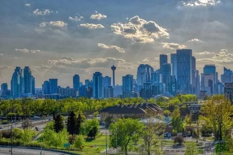 A Calgary Downtown skyline during the spring with some dramatic clouds. A ... Foto stock